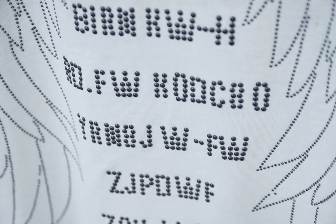 🅿️220 Ch*ome Hearte 25SS early spring new style, short-sleeved Croix heart diamonds, light luxury, essential item for daily commuting for men and women, correct version, comparison welcome, detailed features · 280g 100% pure cotton double yarn jersey fabric · Custom dyed in the same vat, special thickened 32 pieces double-stranded 1X1 thread · Imported Australian matte pearlescent diamonds ➕ thick letter logo · Ready-made garments made of piece dyeing Then do the faded fried snowflake process, then wash it to make it look old · General washing to improve the effect · Double needle stitching and cross-stitch process · Original main mark, washed tag, brand moisture-proof paper packaging Color: black/white Size: S/M/L/XL